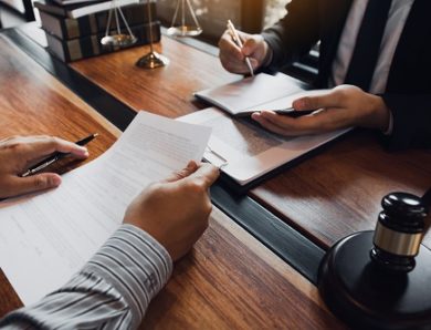 Est-ce qu’un huissier de justice à Lyon peut établir un constat en présence d’un notaire ou d’un avocat ?