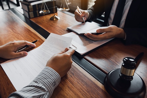 Est-ce qu’un huissier de justice à Lyon peut établir un constat en présence d’un notaire ou d’un avocat ?