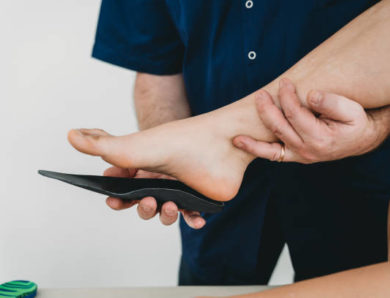Un podologue pour adultes à Lyon intervient-il aussi sur les problèmes d’ongles et de peau, ou uniquement sur la posture ?
