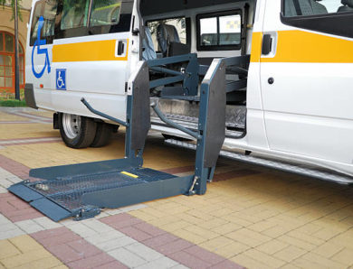 Quels sont les coûts associés à un transport de sang en urgence versus en mission programmée ?