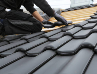 Un couvreur à Bron travaille-t-il aussi sur les toitures de garages et dépendances ?