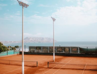 Quels matériaux sont recommandés pour garantir la durabilité d’une construction court de tennis beton poreux à Toulon ?