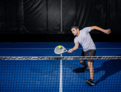 Une étude acoustique peut-elle être obligatoire pour faire construire un terrain de padel près d’une zone résidentielle ?