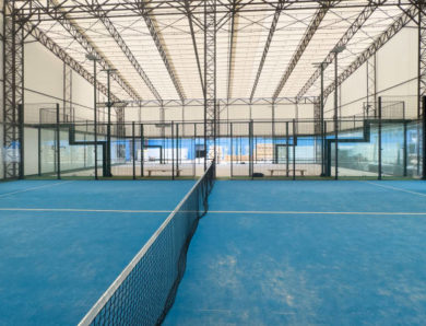 Comment un constructeur court de padel veille-t-il au respect des normes sportives et de sécurité ?