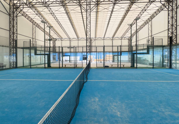 Comment un constructeur court de padel veille-t-il au respect des normes sportives et de sécurité ?