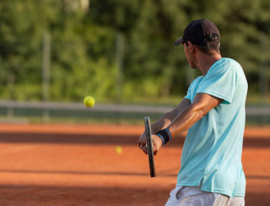 La sécheresse affecte-t-elle une construction court de tennis en terre battue à Saint-Raphaël ?