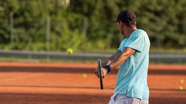 La sécheresse affecte-t-elle une construction court de tennis en terre battue à Saint-Raphaël ?
