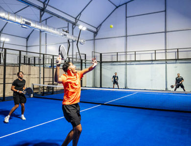 Quelles erreurs de conception un constructeur court de padel expérimenté peut-il identifier avant le début des travaux ?