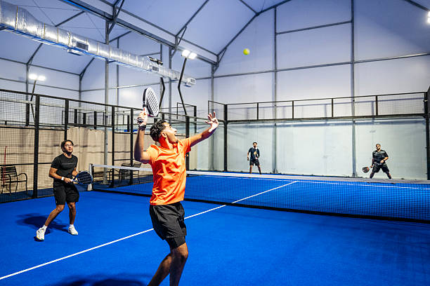 Quelles erreurs de conception un constructeur court de padel expérimenté peut-il identifier avant le début des travaux ?